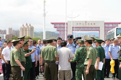 Bàn giao 30 đối tượng người nước ngoài hoạt động lừa đảo cho Công an Trung Quốc