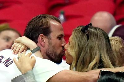 Harry Kane hôn vợ thắm thiết sau cú đúp cho tuyển Anh