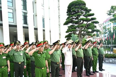 Đoàn Đại biểu Đảng ủy Công an Trung ương dâng hoa tưởng niệm Chủ tịch Hồ Chí Minh