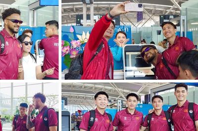 Xuân Son cùng đồng đội hứng khởi sang Hàn Quốc