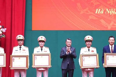 Nhiều tập thể, cá nhân có thành tích xuất sắc trong công tác, chiến đấu được khen thưởng