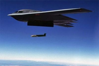 Cột mốc quan trọng khi máy bay B-2 Spirit phóng tên lửa AGM-158C LRASM tại Thái Bình Dương