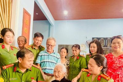 Hành trình về nguồn của Công an phường Hà Đông