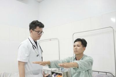 Cấp cứu thành công nam thanh niên đột quỵ do bị bóng đập vào cổ