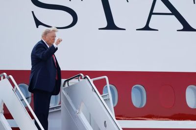 Cận cảnh ông Trump lần đầu bay trên Không lực Một mới