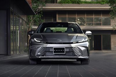 Toyota Camry giảm giá 140 triệu đồng, chỉ còn bản hybrid