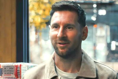 Messi gây sốt với 'Người Nhện'