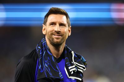 Đối thủ World Cup tặng Messi áo số 10 trước trận knock-out