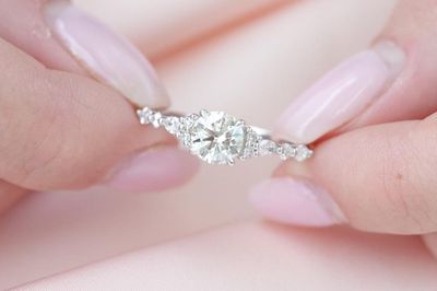 Chọn nhẫn cưới vàng vàng hay vàng trắng?