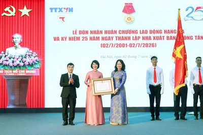 Nhà xuất bản Thông tấn đón Huân chương Lao động hạng Ba