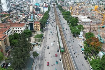 [Ảnh] Hà Nội: Tháo dỡ lô cốt, trải nhựa đường Nguyễn Trãi sau hơn 3 tháng thi công