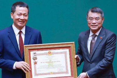 Bí thư Thành ủy Đồng Nai Vũ Hồng Văn vinh dự đón nhận Huân chương Quân công hạng Nhất