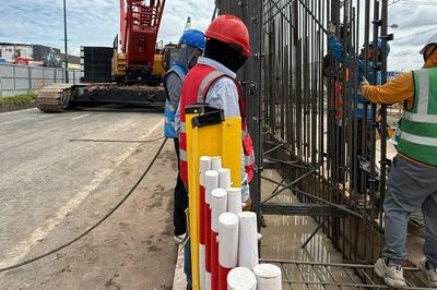 Hạ lồng thép phục vụ thi công hạng mục quan trọng - tường vây nhà ga ngầm ST10, tuyến metro số 2