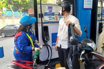 Giá xăng dầu đồng loạt giảm từ 16 giờ ngày 2/7, giá xăng E5RON92 giảm hơn 1.000 đồng/lít