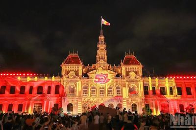 [Ảnh] Hào hứng cùng màn trình diễn 3D mapping chào mừng 50 năm Thành phố mang tên Bác