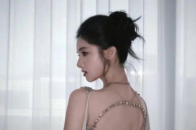 Chiếc váy hở lưng của Trương Tịnh Nghi khiến cư dân mạng trầm trồ không ngớt