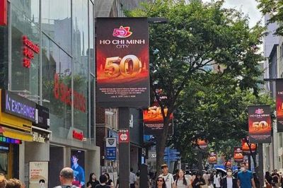 Hình ảnh kỷ niệm 50 năm Thành phố mang tên Bác được trình chiếu tại trung tâm Seoul