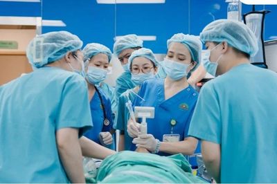 Đau cột sống kéo dài, người phụ nữ phát hiện u trung thất chèn ép thần kinh