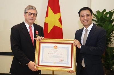 Trao Huân chương Hữu nghị tặng Đại sứ Brazil tại Việt Nam