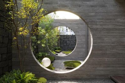 Thiết kế sân vườn villa cực kỳ thú vị với cổng vòm và cây xanh lơ lửng