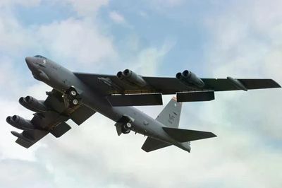 Máy bay ném bom B-52 ồ ạt rời Vương quốc Anh sau khi kết thúc nhiệm vụ ở Iran