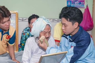 Sinh viên tình nguyện phục dựng ảnh liệt sĩ tại biên giới Đồng Tháp