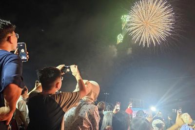 Người dân phố biển Vũng Tàu đội mưa ngắm pháo hoa kỷ niệm 50 năm thành phố mang tên Bác
