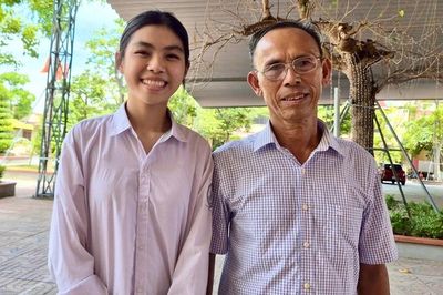 Bố mẹ đi làm công nhân xa nhà, nữ sinh gọi điện báo tin 'con đỗ thủ khoa'