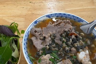Giá xăng giảm, vì sao bát phở và suất cơm vẫn chưa hạ giá?