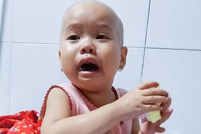Bé gái 3 tuổi mắc ung thư máu: 'Mẹ ơi! cứu con, con đau...'
