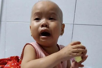 Bé gái 3 tuổi mắc ung thư máu: 'Mẹ ơi! cứu con, con đau...'
