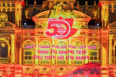 TPHCM: Tòa nhà hơn 100 năm tuổi rực sáng với màn trình chiếu 3D mapping khổng lồ