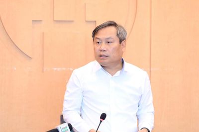 Chủ tịch Hà Nội yêu cầu không để người dân vất vả vì thủ tục ủy quyền nhận lương