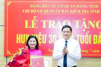 Chủ nhiệm Ủy ban Kiểm tra Tỉnh ủy Nghệ An nhận Huy hiệu 30 năm tuổi Đảng