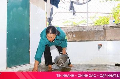 Người dân chật vật 'sống chung với lũ' giữa mùa hè