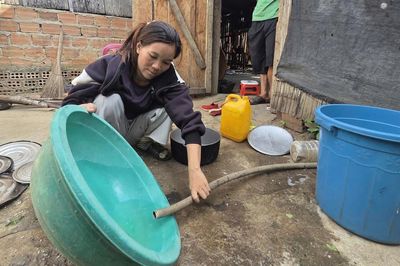 Mòn mỏi gùi nước giữa vùng cao Quảng Ngãi