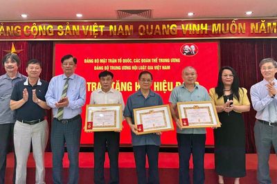 Đảng bộ Trung ương Hội Luật gia Việt Nam trao tặng Huy hiệu Đảng cho các đảng viên