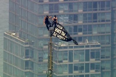 Cặp đôi liều lĩnh trèo lên đỉnh tòa nhà Empire State để cầu hôn, bị cảnh sát Mỹ bắt giữ