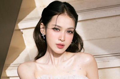Diễn viên Tú Vi diện váy cúp ngực, khoe trọn sắc vóc quyến rũ ở tuổi 40
