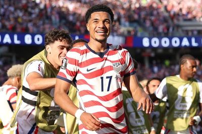 Tuyển Mỹ đi tiếp ở World Cup 2026 dù chơi thiếu người