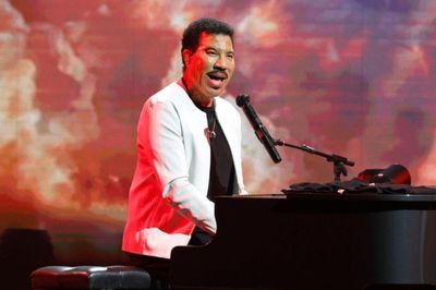 Danh ca Lionel Richie lần đầu biểu diễn trở lại sau nhập viện