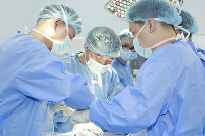 Hồi sinh đôi chân vẹo nhờ thay khớp gối