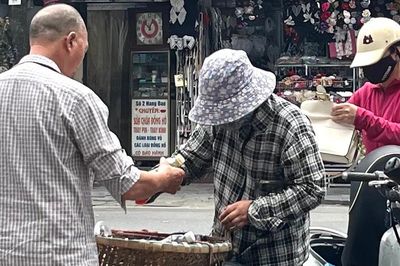 Phận đời sau gánh hàng rong
