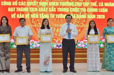 Xã Hòn Đất khen thưởng 3 tập thể, 21 cá nhân trong Cuộc thi Chính luận về bảo vệ nền tảng tư tưởng của Đảng