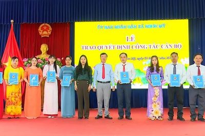 Xã Nhơn Mỹ tiếp nhận 11 công chức chuyên trách mới