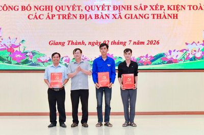 Xã Giang Thành công bố các nghị quyết, quyết định sắp xếp, kiện toàn các ấp