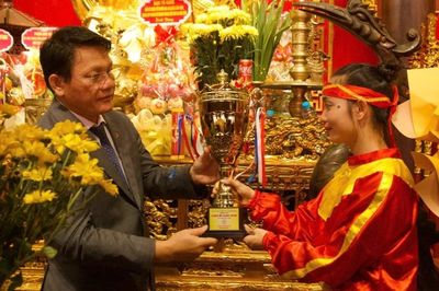 Dâng hương và rước cúp tại Đền thờ Tây Sơn Tam kiệt