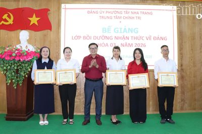 Trung tâm Chính trị Nha Trang bế giảng lớp bồi dưỡng nhận thức về Đảng khóa 3 năm 2026
