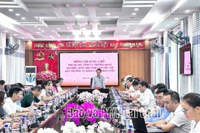 Đồng chí Sùng A Hồ làm việc với Đảng ủy xã Than Uyên về công tác xây dựng Đảng và phát triển kinh tế - xã hội