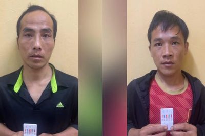 2 đối tượng nghiện ma túy bị bắt giữ ngay khi vừa đặt chân về nhà